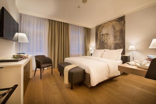 Design Hotel Neruda - Tap to explore photos