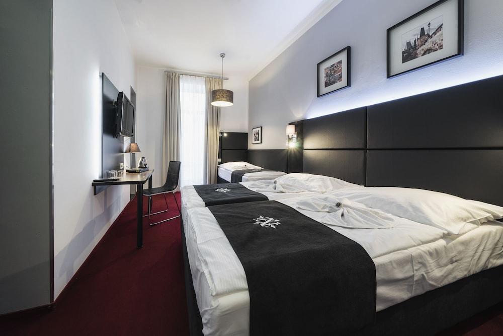 Hotel Noir Room Type - Standard Triple Room