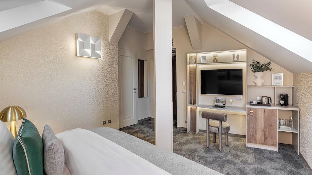 Maestro by Adrez Room Type - Superior Room, 1 Bedroom
