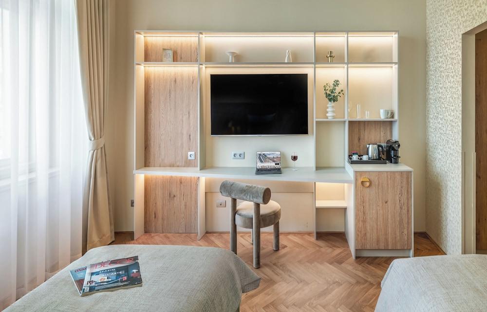Maestro by Adrez Room Type - Deluxe Room