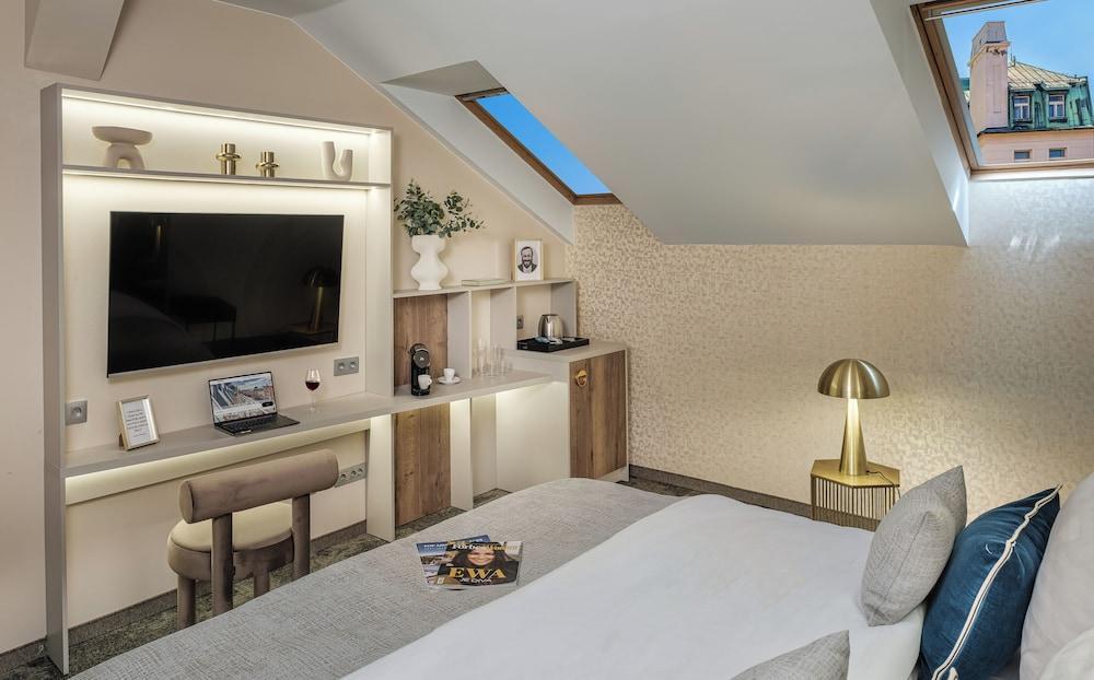 Maestro by Adrez Room Type - Deluxe Room, 1 Bedroom