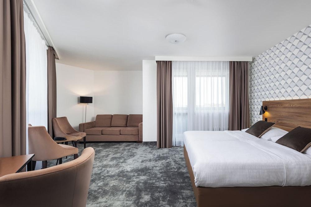 OREA Hotel Pyramida Praha Room Type - Deluxe Suite, Pool Access