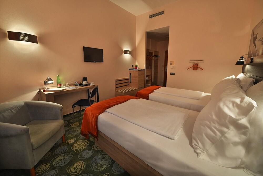Ramada Airport Hotel Prague Room Type - 2 Twin Beds Non-Smoking Room