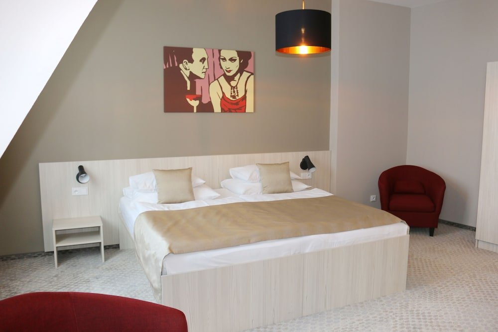 1. Republic Hotel Room Type - Deluxe Suite, 2 Bedrooms