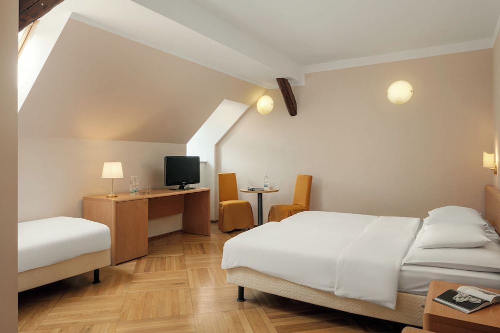 Hotel Roma Prague Room Type - Triple Room Hotel Roma Prague Room Type - Triple Room