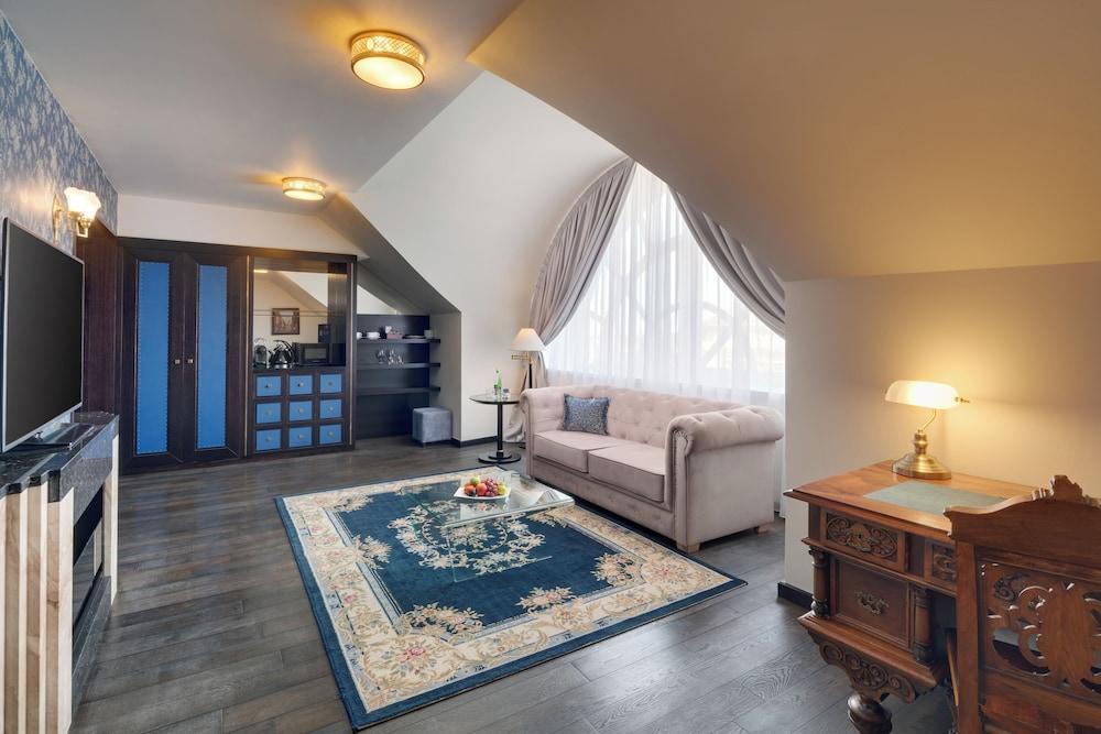 Hotel Savoy Room Type - Senior Suite, 1 Bedroom, Garden View