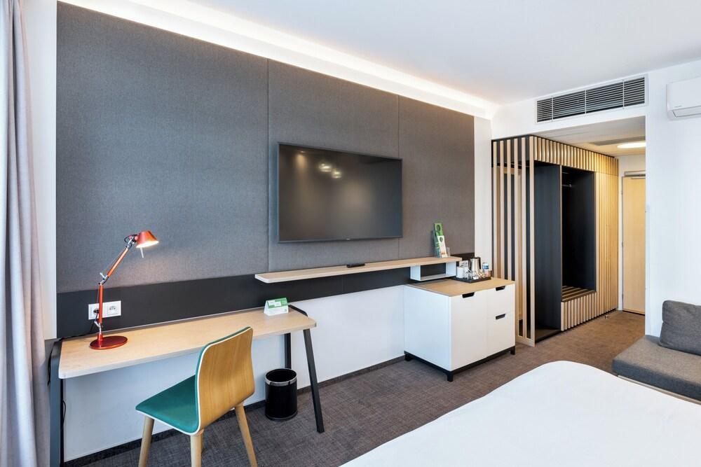 Holiday Inn Prague Airport - Tap to explore photos