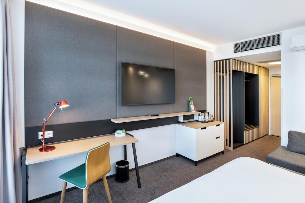 Holiday Inn Prague Airport - Tap to explore photos