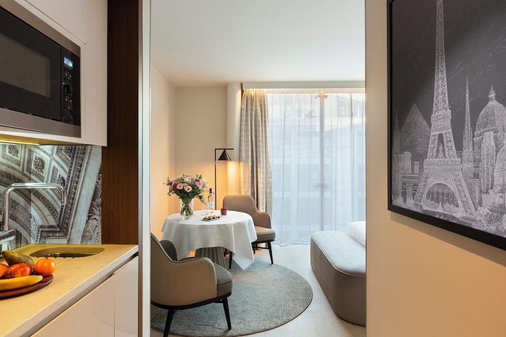 La Clef Tour Eiffel Paris by The Crest Collection Room Type - Superior Room