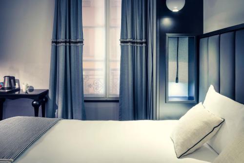 Mercure Paris Arc de Triomphe Wagram - Tap to explore photos