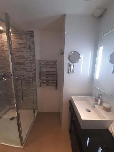 Mercure Paris Arc de Triomphe Wagram - Tap to explore photos
