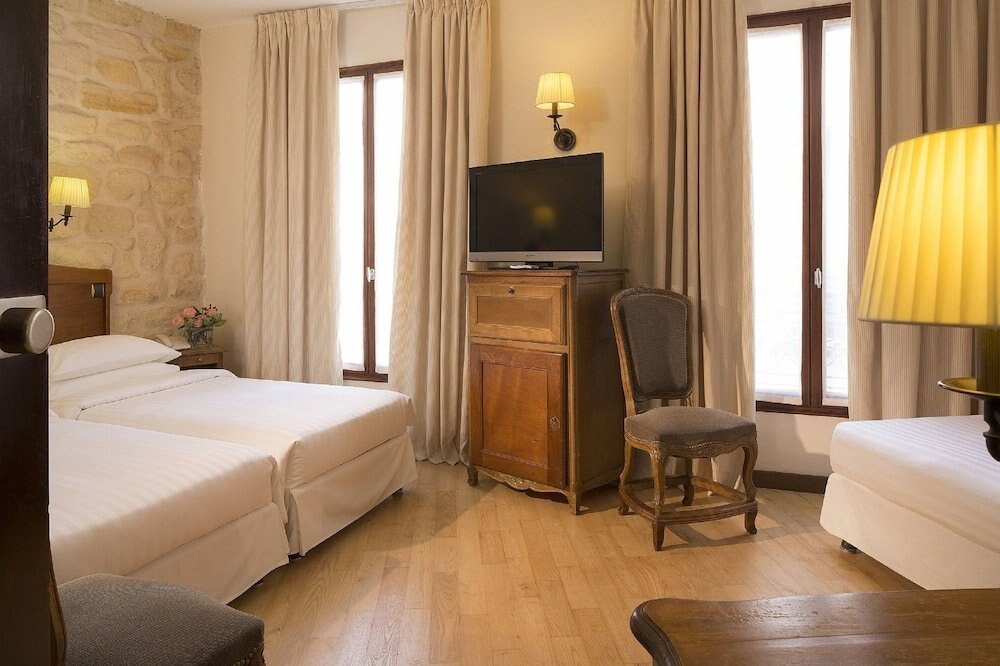 Hotel Europe Saint Severin Paris Room Type - Executive Triple Room courtyard view