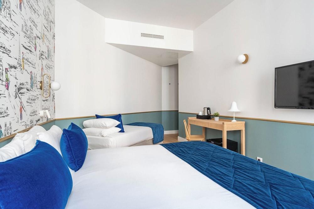 Hôtel Acadia - Astotel Room Type - Triple room - Complimentary soft minibar,courtesy tray, Chromecast and digital press