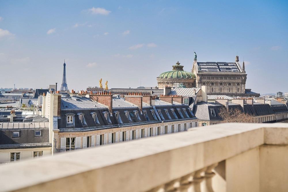 Paris Marriott Opera Ambassador Room Type - La Parisienne 1 king-size bed Eiffel Tower view