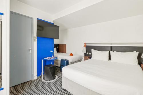 ibis Styles Paris R - Tap to explore photos
