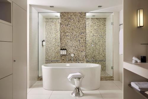 Sofitel Paris Arc de Triomphe - Tap to explore photos