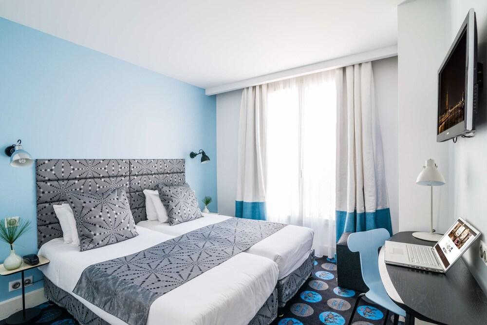 Hotel Astoria - Astotel Room Type - Twin Room - Complimentary soft minibar,courtesy tray, Chromecast and digital press