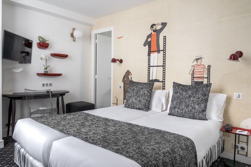Hotel Astoria - Astotel Room Type - Family Room ( 2 Rooms) - Complimentary soft minibar,courtesy tray, Chromecast and digital press