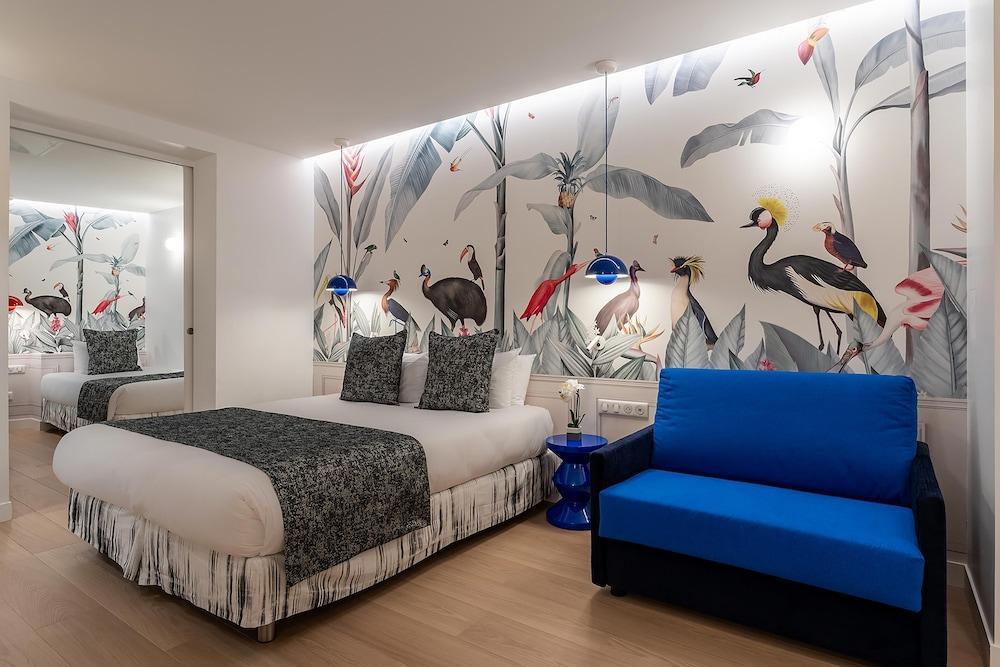 Hotel Astoria - Astotel Room Type - Quadruple Room - Complimentary soft minibar,courtesy tray, Chromecast and digital press