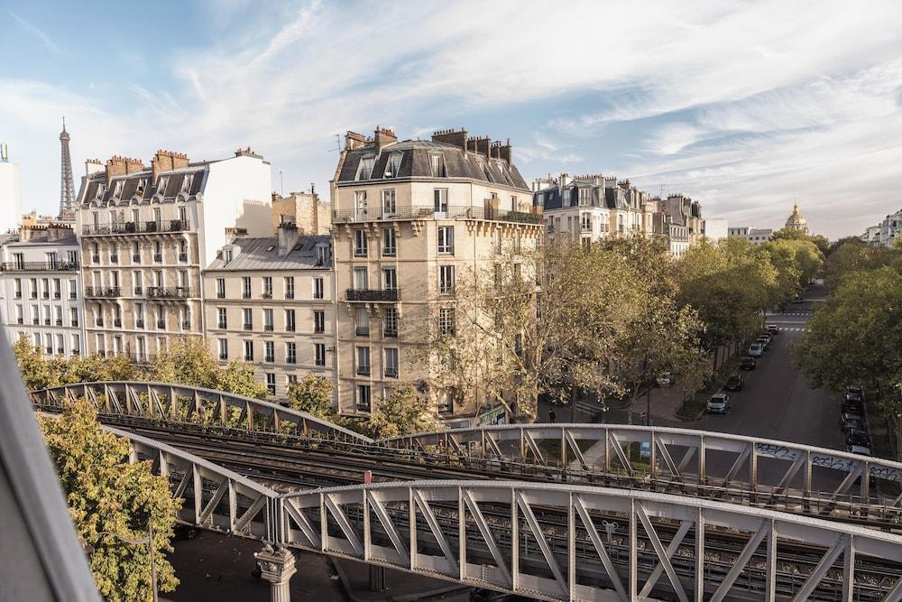 ٔوتل إيفيل سيجور