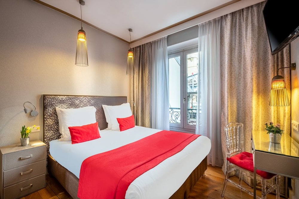 Hotel Eiffel Segur - Tap to explore photos