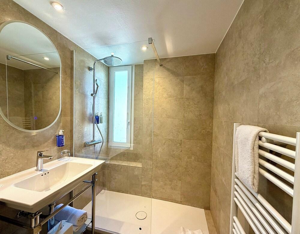 Hôtel Pergolèse Paris Champs Elysées Room Type - Superior Triple Room