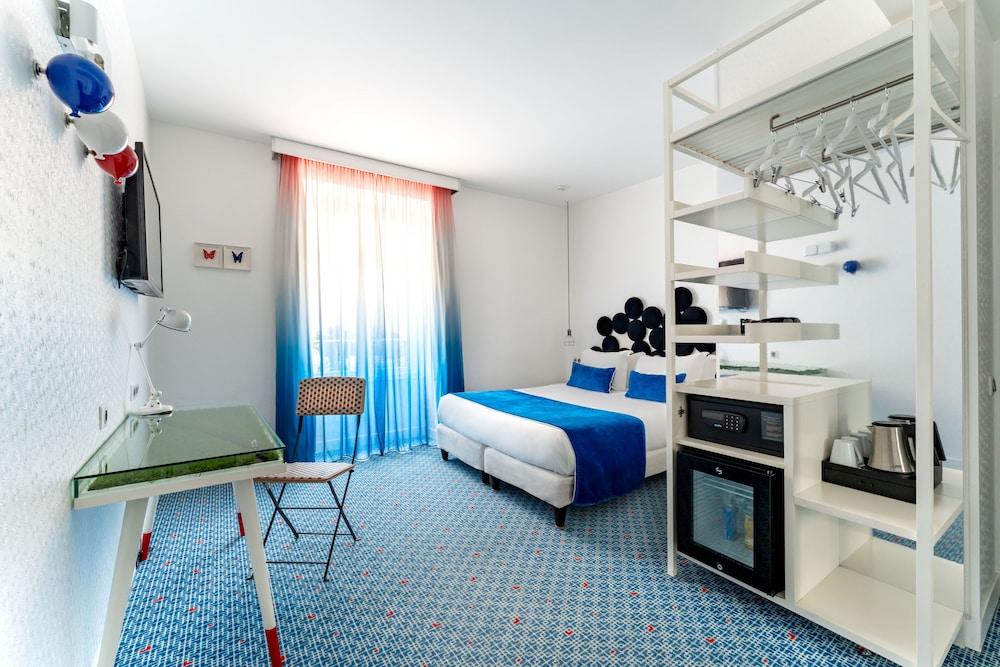Hôtel 34B - Astotel Room Type - Superior Double Room - Complimentary soft minibar, courtesy tray, digital press, fitness, sauna