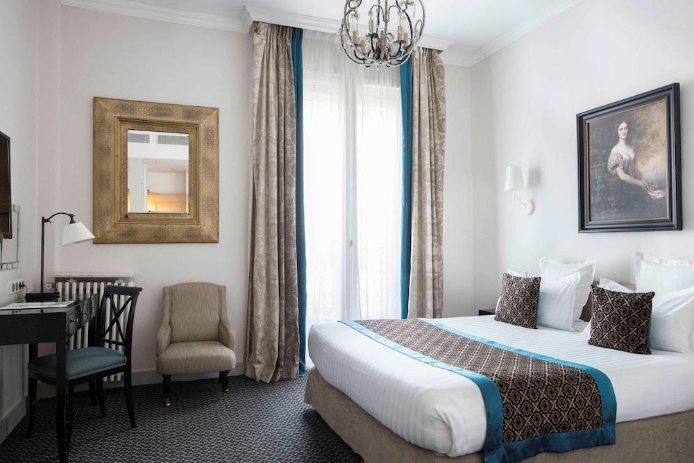 Hôtel Bradford Elysées – Astotel Room Type - Superior Double Room - Complimentary soft minibar,courtesy tray, Chromecast and digital press Hôtel Bradford Elysées – Astotel Room Type - Superior Double Room - Complimentary soft minibar,courtesy tray, Chromecast and digital press