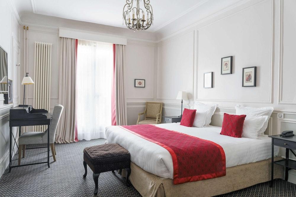Hôtel Bradford Elysées – Astotel Room Type - Privilege Room - Complimentary soft minibar,courtesy tray, Chromecast and digital press Hôtel Bradford Elysées – Astotel Room Type - Privilege Room - Complimentary soft minibar,courtesy tray, Chromecast and digital press