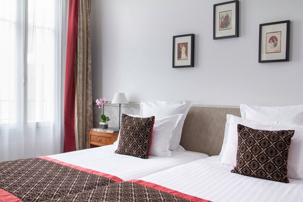 Hôtel Bradford Elysées – Astotel Room Type - Twin Room - Complimentary soft minibar,courtesy tray, Chromecast and digital press Hôtel Bradford Elysées – Astotel Room Type - Twin Room - Complimentary soft minibar,courtesy tray, Chromecast and digital press