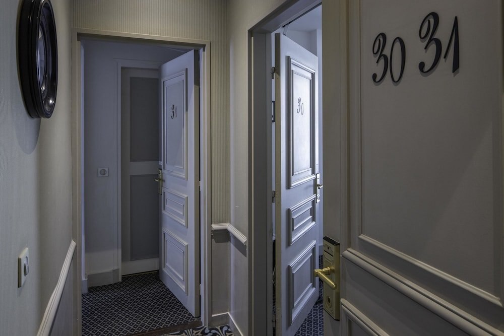 Hôtel Bradford Elysées – Astotel Room Type - Family Room ( 2 Rooms) - Complimentary soft minibar,courtesy tray, Chromecast and digital press