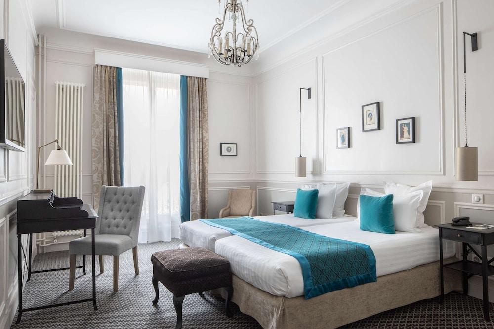 Hôtel Bradford Elysées – Astotel Room Type - Privilege Twin Room - Complimentary soft minibar,courtesy tray, Chromecast and digital press Hôtel Bradford Elysées – Astotel Room Type - Privilege Twin Room - Complimentary soft minibar,courtesy tray, Chromecast and digital press