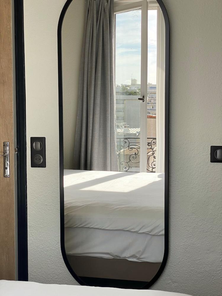 Campanile Paris 15 - Tour Eiffel Room Type - Standard Room - 1 Queen Bed Campanile Paris 15 - Tour Eiffel Room Type - Standard Room - 1 Queen Bed