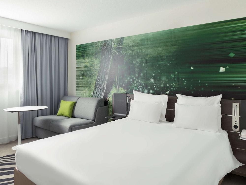 Novotel Paris Charles de Gaulle Airport - Tap to explore photos