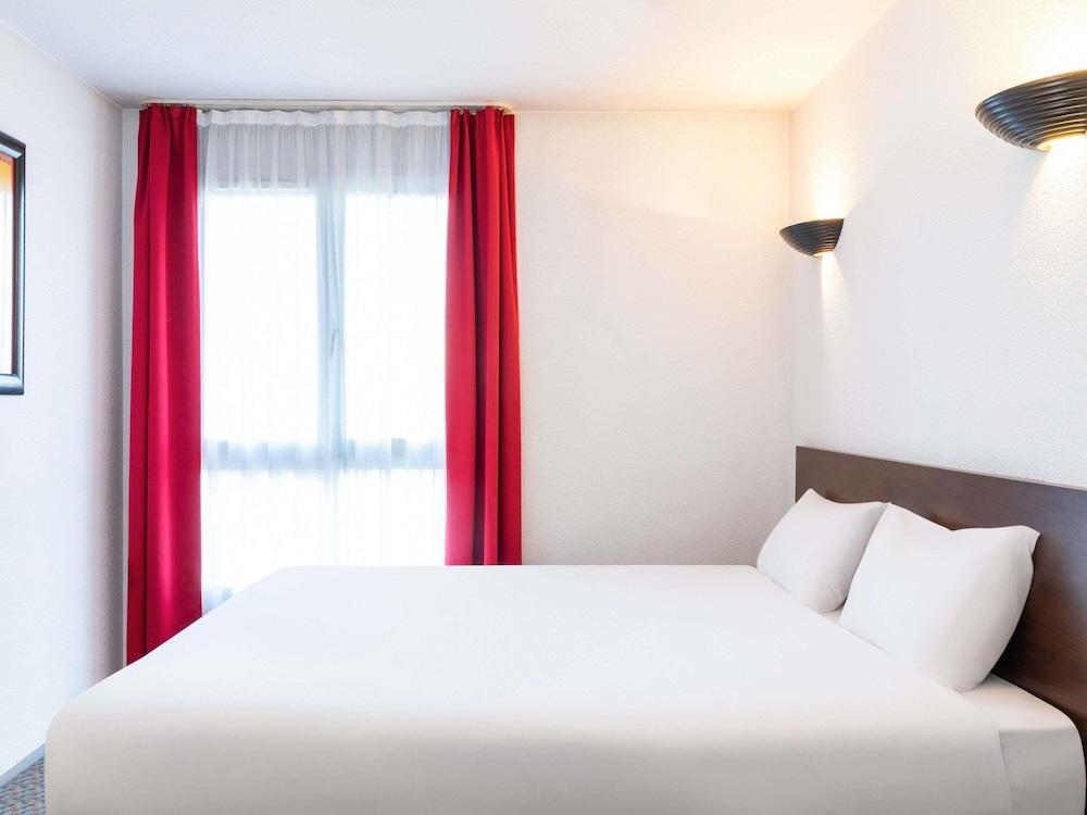 Aparthotel Adagio Access Defense Charras - Tap to explore photos
