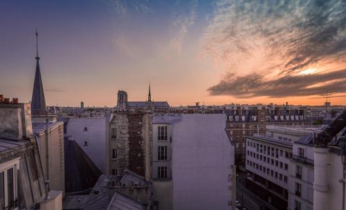 Hotel Les Bulles de Paris - Tap to explore photos