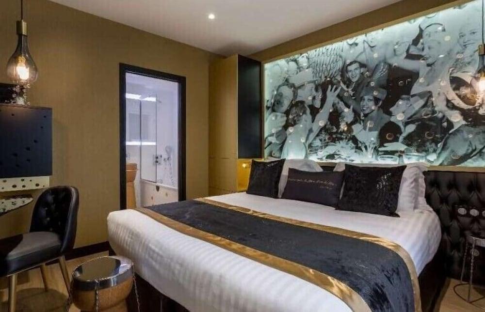 Hotel Les Bulles de Paris Room Type - Superior Room
