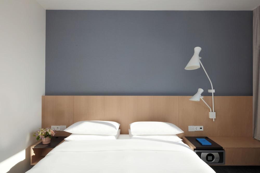 Hyatt Regency Paris Etoile - Tap to explore photos