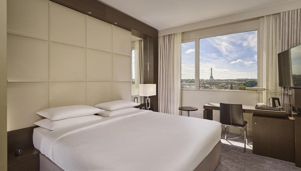 Hyatt Regency Paris Etoile Room Type - 1 King Bed with Eiffel Tower View