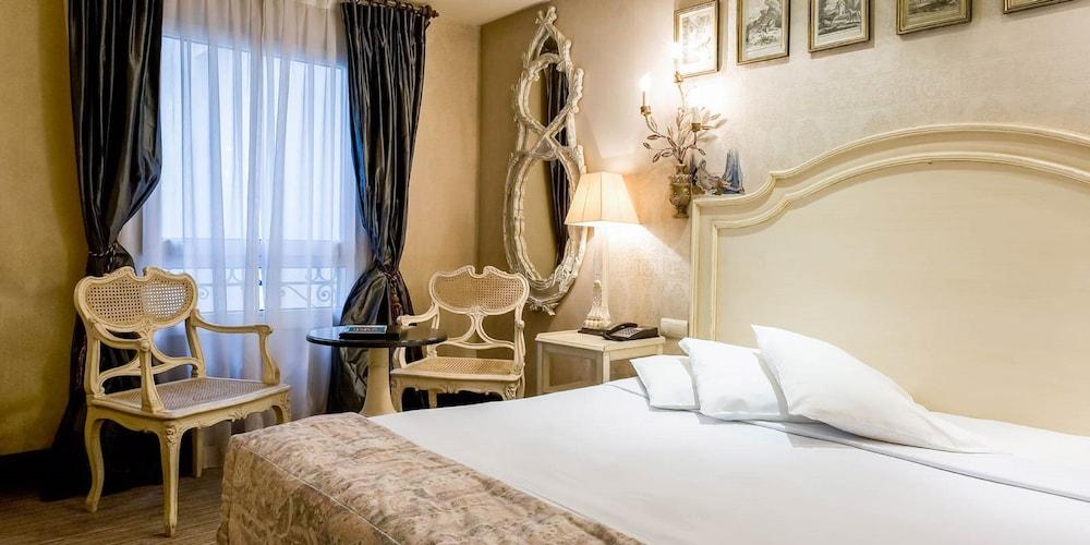 Hôtel Chateaubriand Champs Elysées Room Type - Superior Double Room