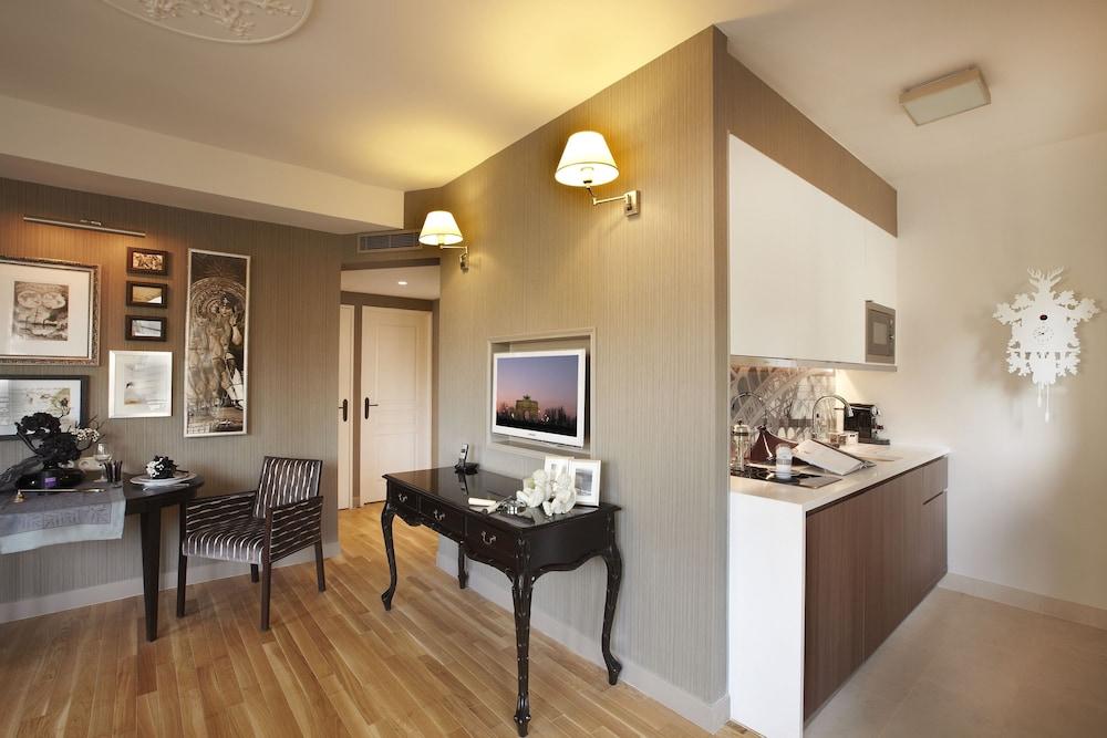 La Clef Louvre Paris by The Crest Collection Room Type - Royal Suite