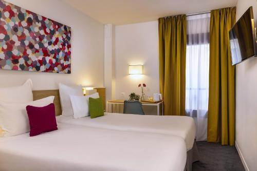 Hotel Paris Louis Blanc - Tap to explore photos