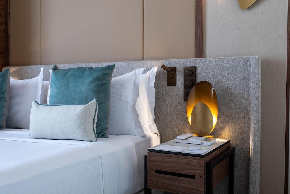 InterContinental Paris - Champs-Elys Room Type - Classic Room, 1 Queen Bed, Balcony