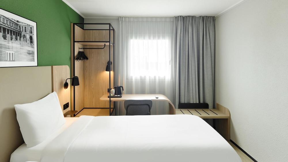 Campanile Paris Est - Bobigny Room Type - Standard Room, 1 Queen Bed