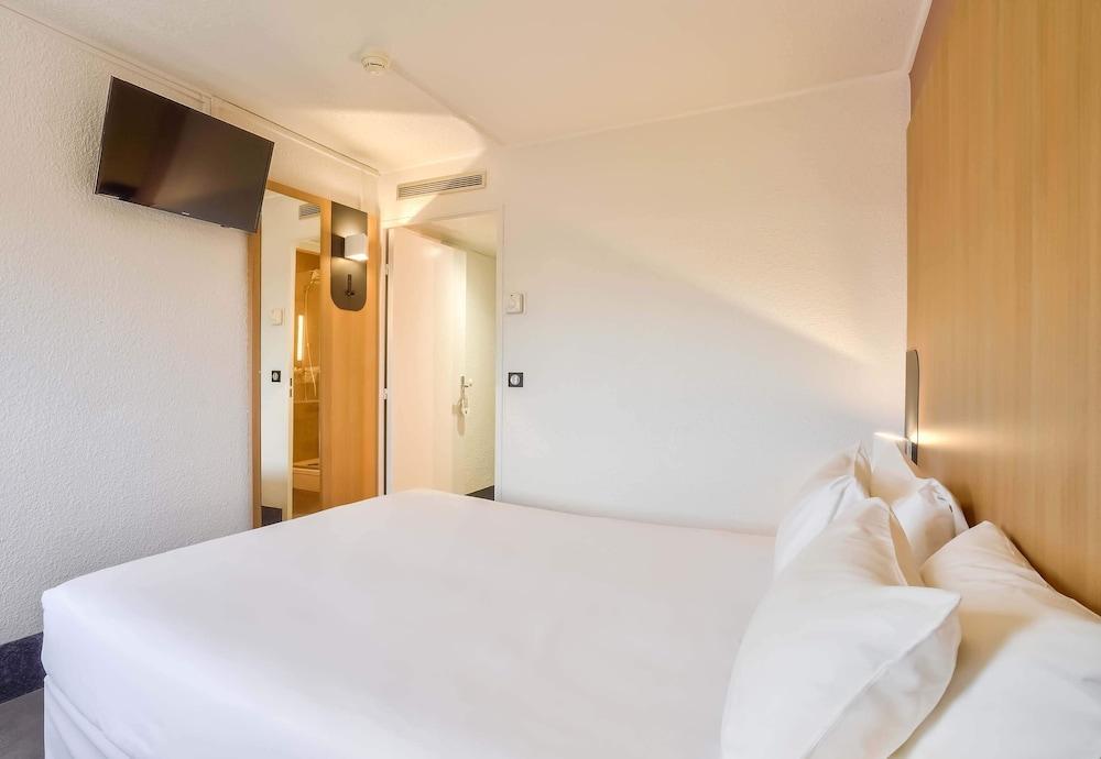 B&B HOTEL Paris 17 Batignolles - Tap to explore photos