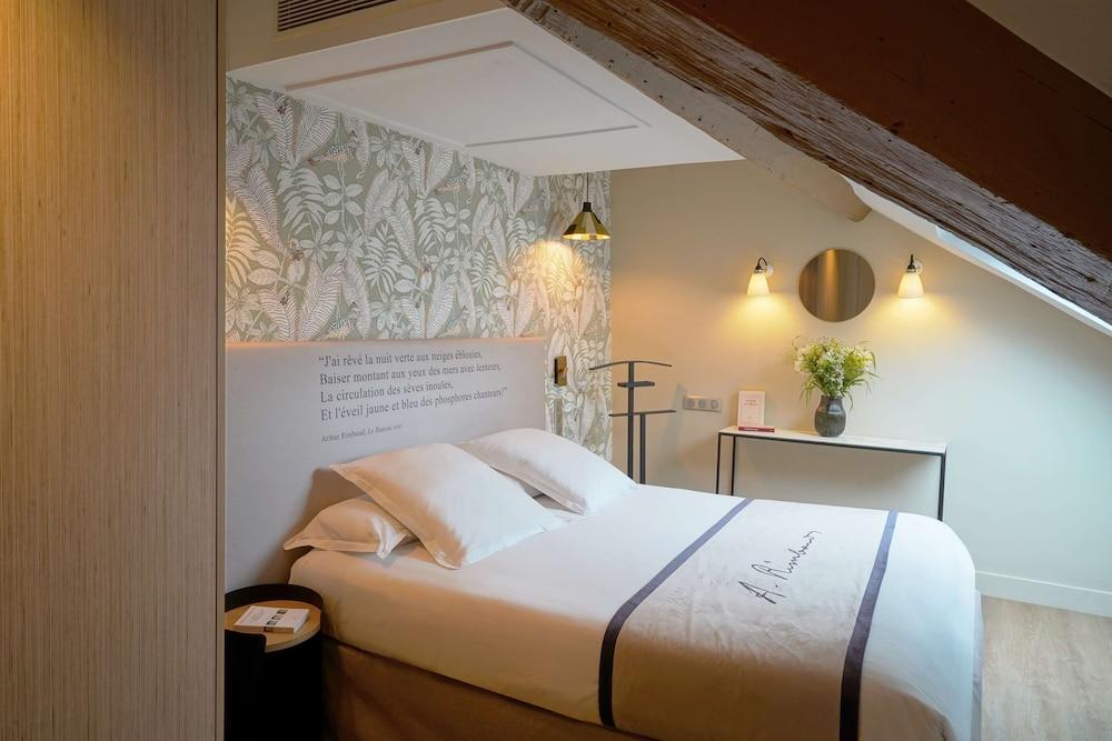 Best Western Hotel Litteraire Arthur Rimbaud Room Type - Junior Suite, 1 Queen Bed, Non Smoking (with Sofabed)