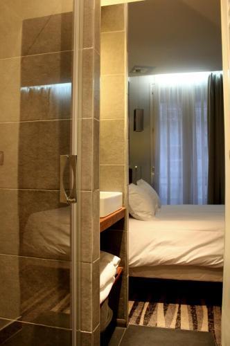 Hotel Lumières Montmartre Paris - Tap to explore photos