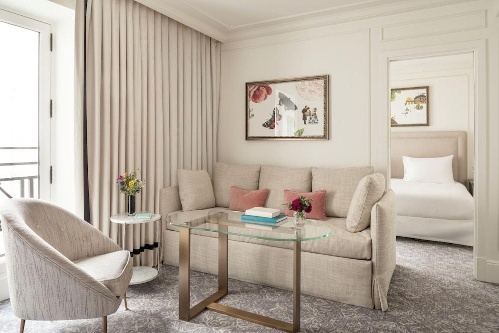 H Room Type - DELUXE SUITE