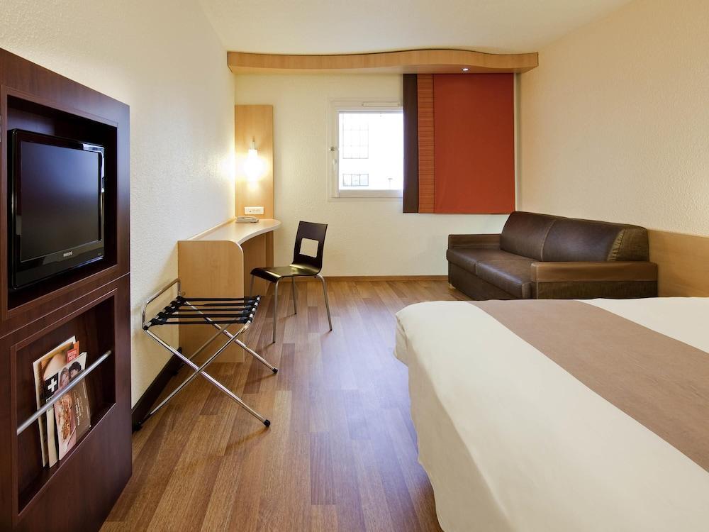 ibis Paris Pantin Eglise Room Type - Standard Room with 1 double bed and 1 sofa ibis Paris Pantin Eglise Room Type - Standard Room with 1 double bed and 1 sofa
