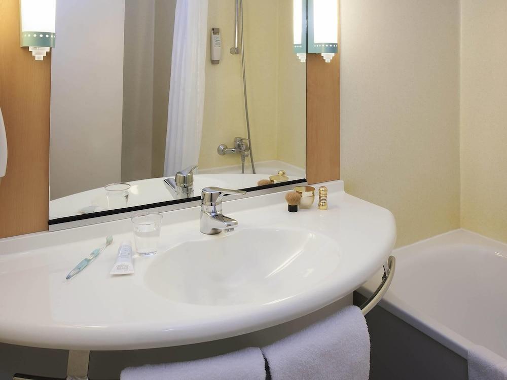 ibis Paris Pantin Eglise Room Type - Standard Room with 1 double bed and 1 sofa